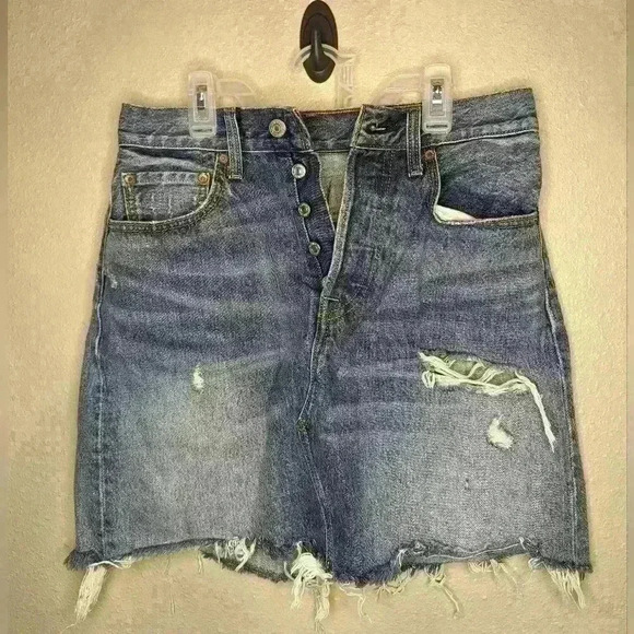 Levi Strauss & Co high waisted 5 button Denim Distressed Mini Skirt Size 27 mini - Picture 5 of 8